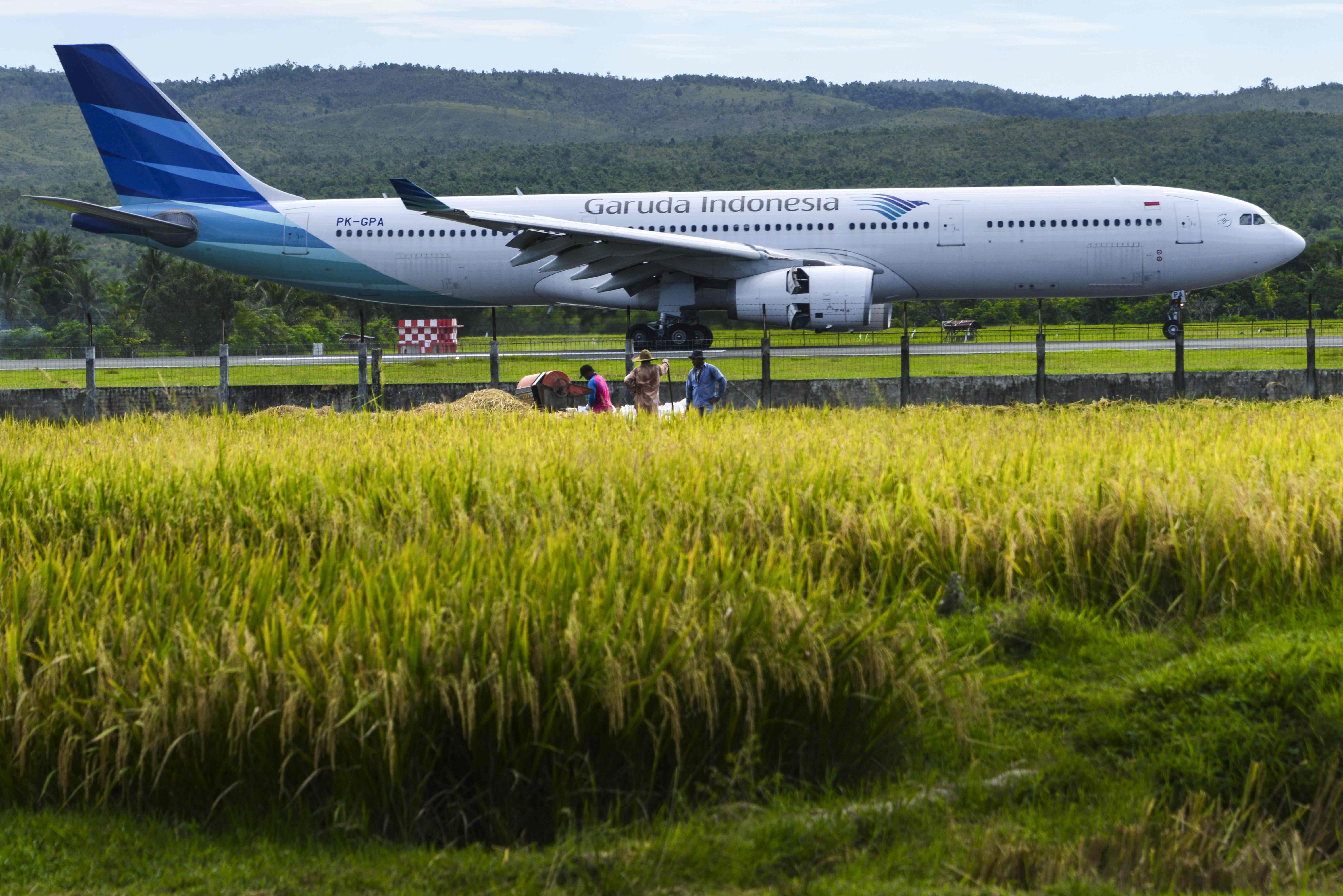 Pesawat Garuda Indonesia mendarat di sebelah hamparan sawah di Banda Aceh, Selasa (2/4).