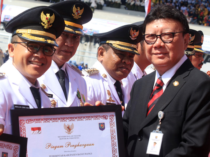 Mendagri Tjahjo Kumolo menyerahkan penghargaan Satya Lencana Karya Bhakti Praja Nugraha kepada Bupati Banyuwangi