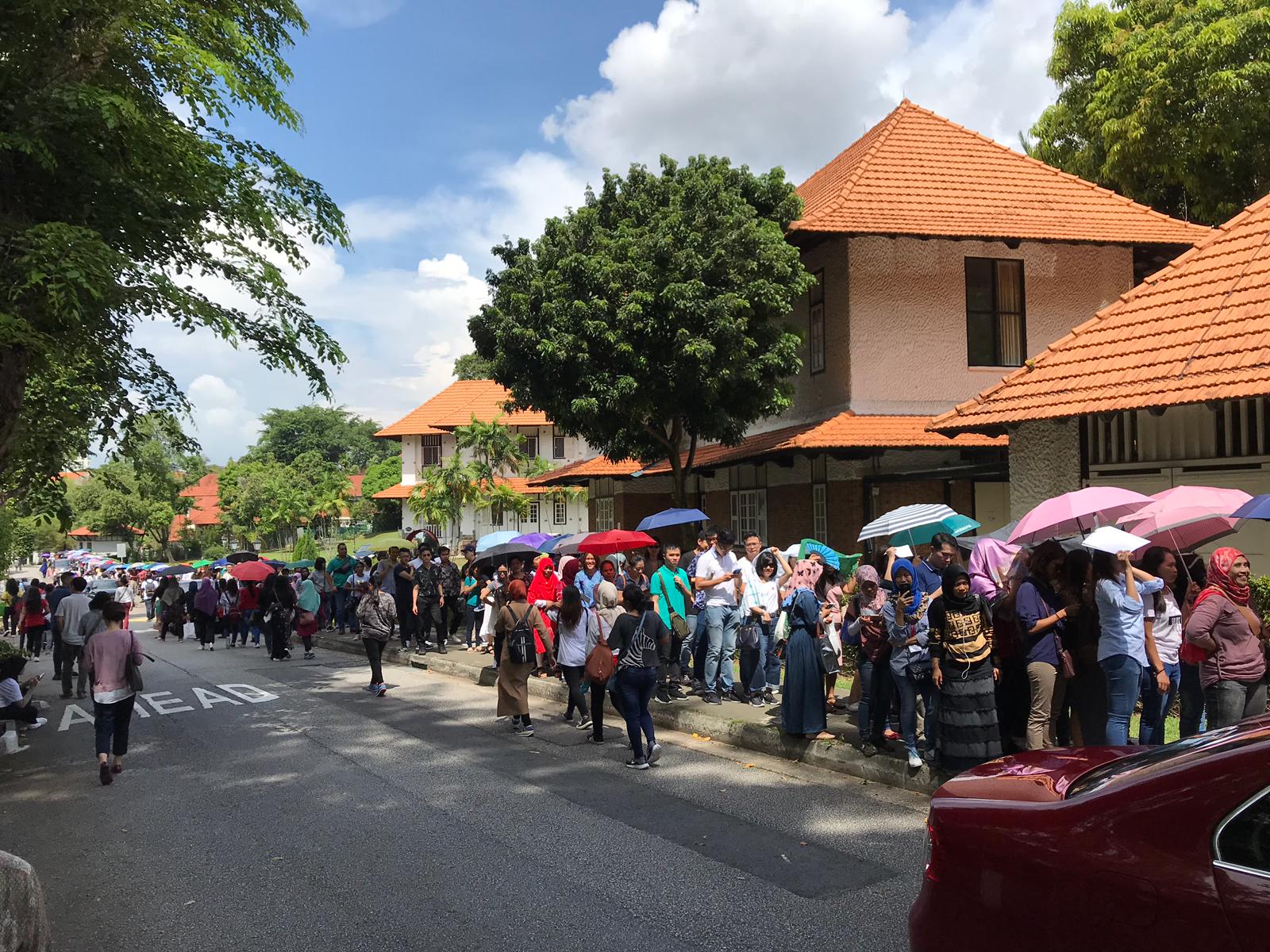 WNI mengantre untuk menggunakan hak suara mereka di KBRI Singapura