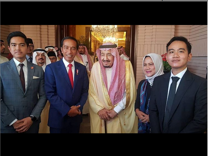 Presiden Joko Widodo dan keluarga berfoto bersama dengan Raja Arab Saudi Salman