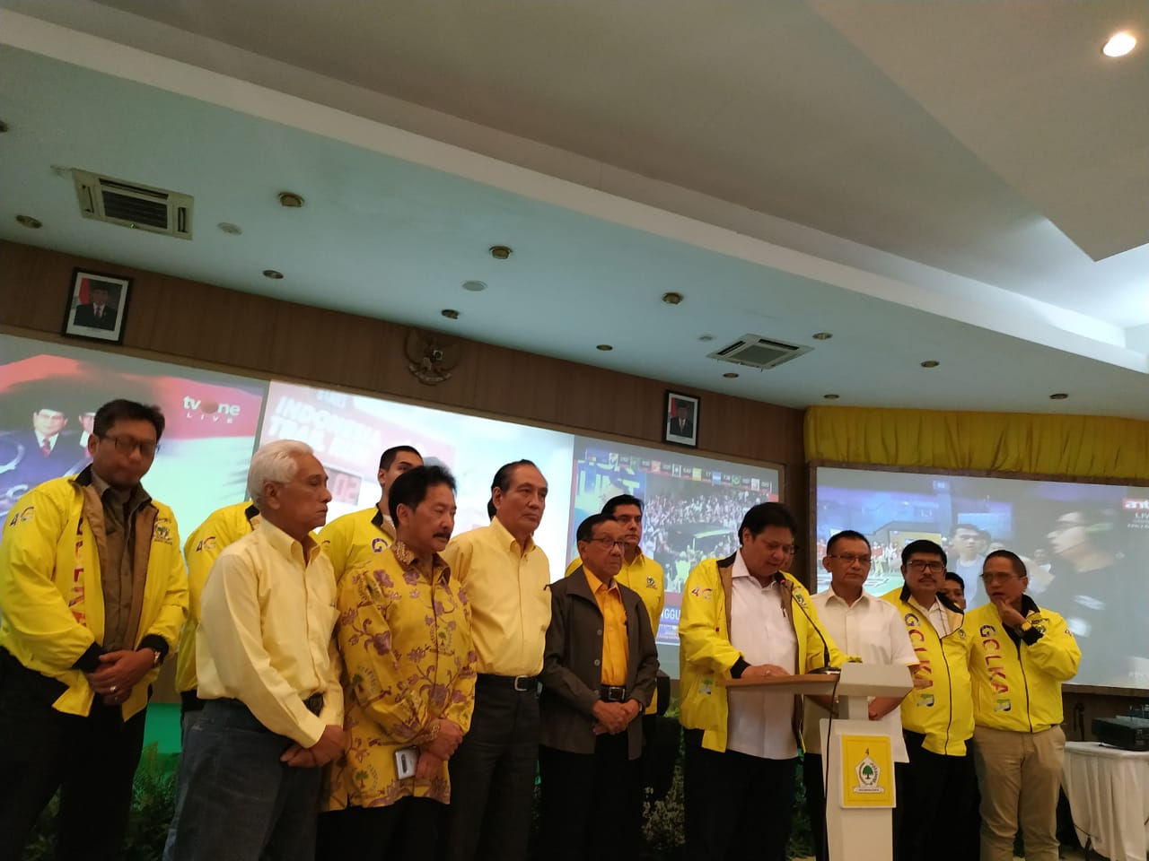 DPP Partai Golkar menggelar KOnferensi Pers menyikapi hasil Pemilu 2019, Rabu (17/4)