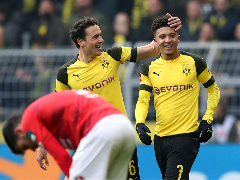 Pemain Dortmund Jadon Sancho (kanan) merayakan golnya bersama Thomas Delaney  (kiri).