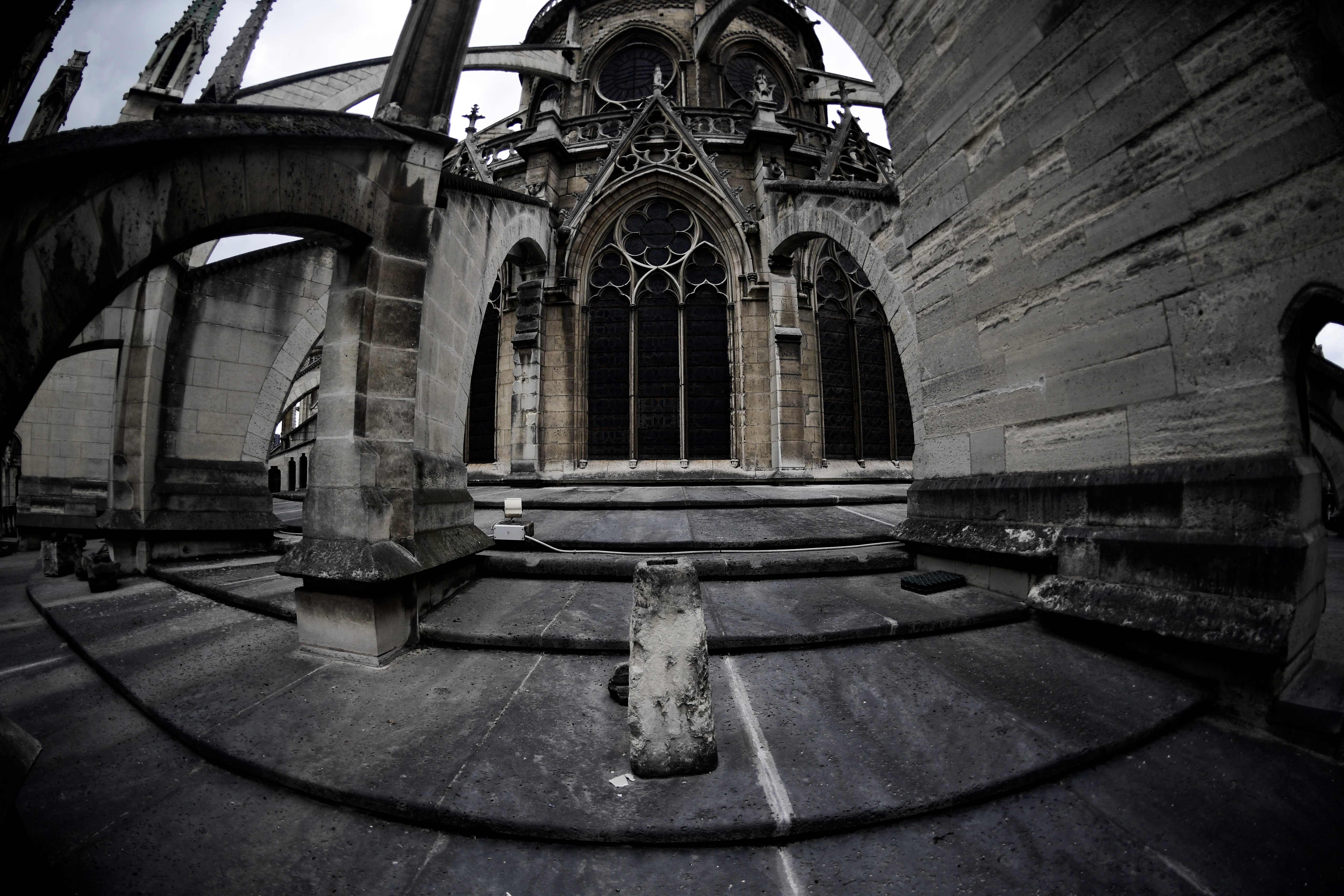 Sisa-sisa di atap katedral Notre-Dame di Paris