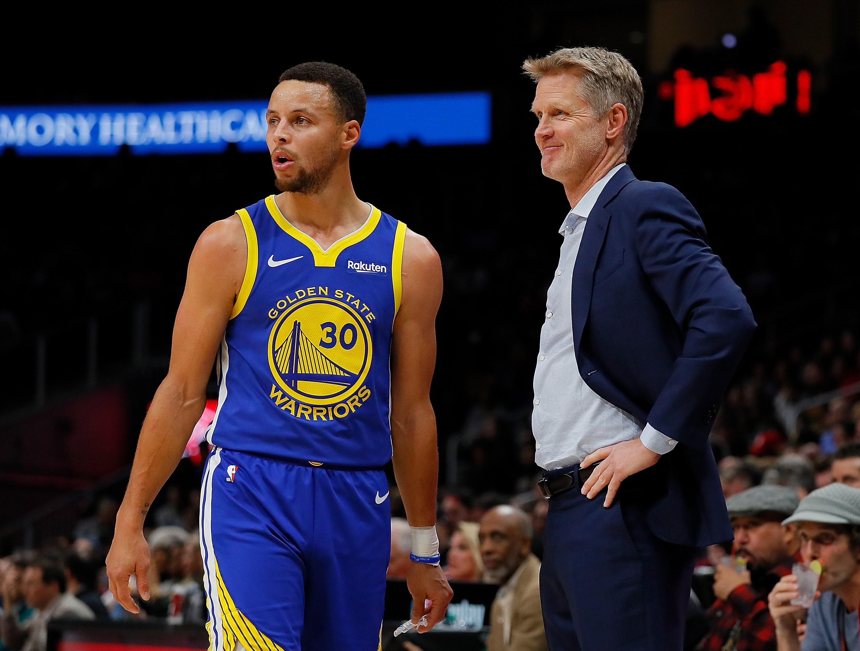 Stephen Curry (kiri) dan Steve Kerr.
