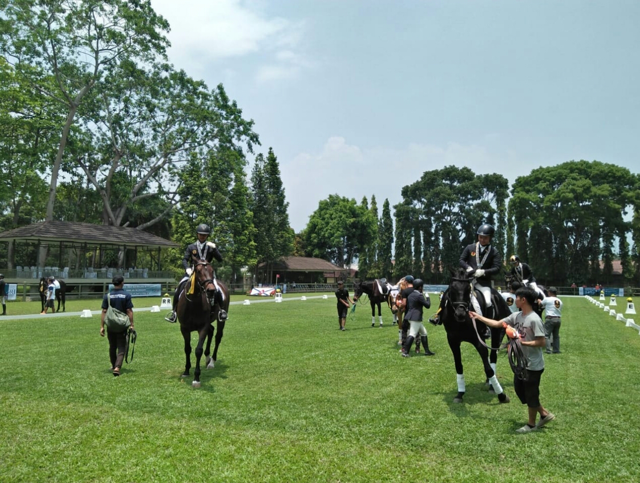 Tim berkuda Equestrian kontingen Kabupaten Cianjur, Jawa Barat, meraih medali perunggu pada kategori tunggang serasi (dressage)