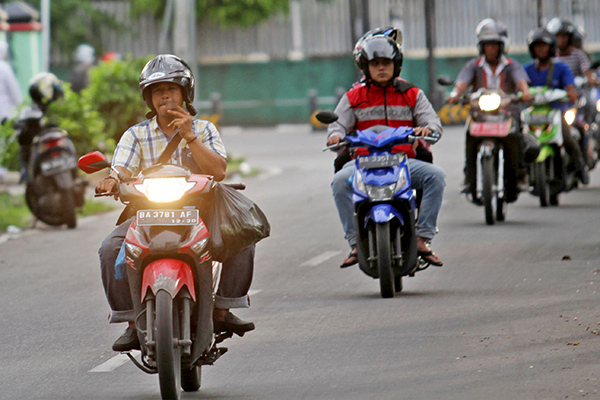 Perokok sambil berkendara