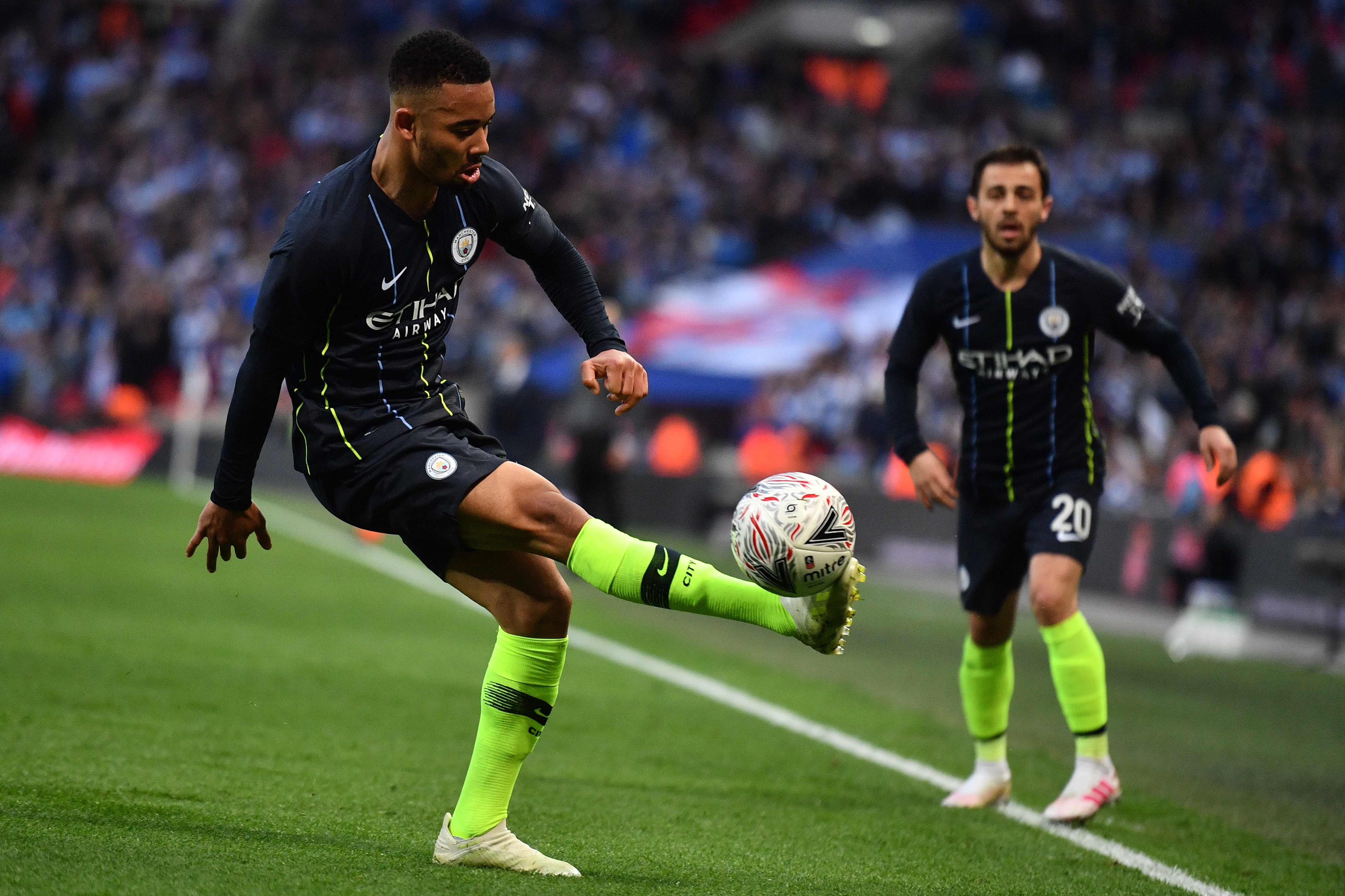 Striker Manchester City Gabriel Jesus mengontrol bola saat pertandingan melawan Brighton and Hove Albion, Sabtu (6/4)