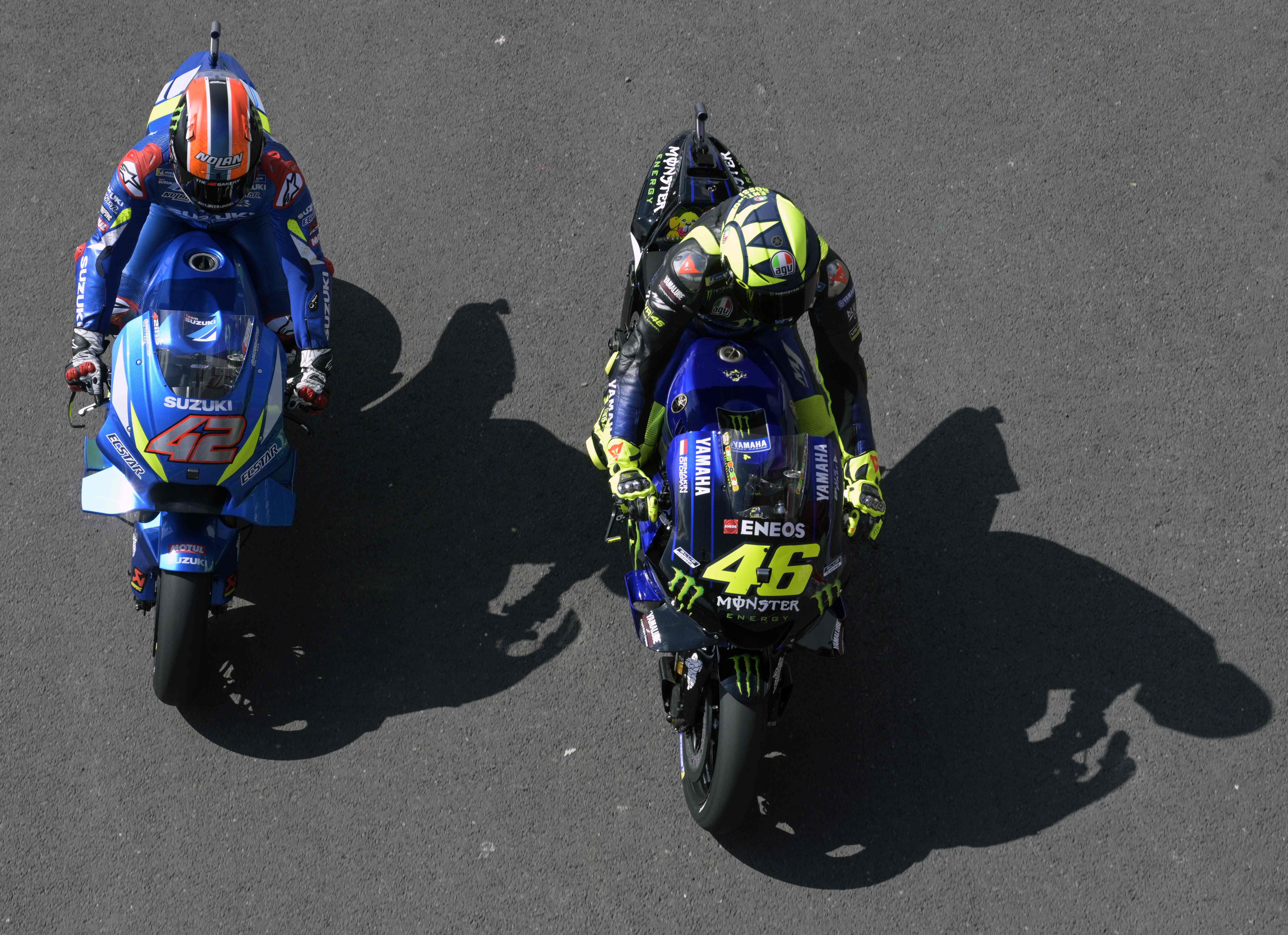 Pembalap Italia Valentino Rossi (kanan) dan pembalap asal Spanyol Alex Rins 