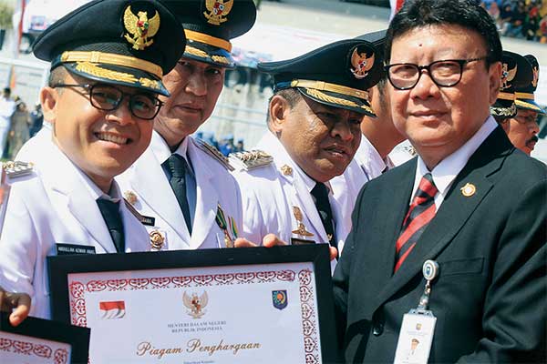 HARI OTONOMI DAERAH: Menteri Dalam Negeri Tjahjo Kumolo (kanan) memberikan penghargaan atas kinerja prestasi tertinggi dalam penyelenggaraan