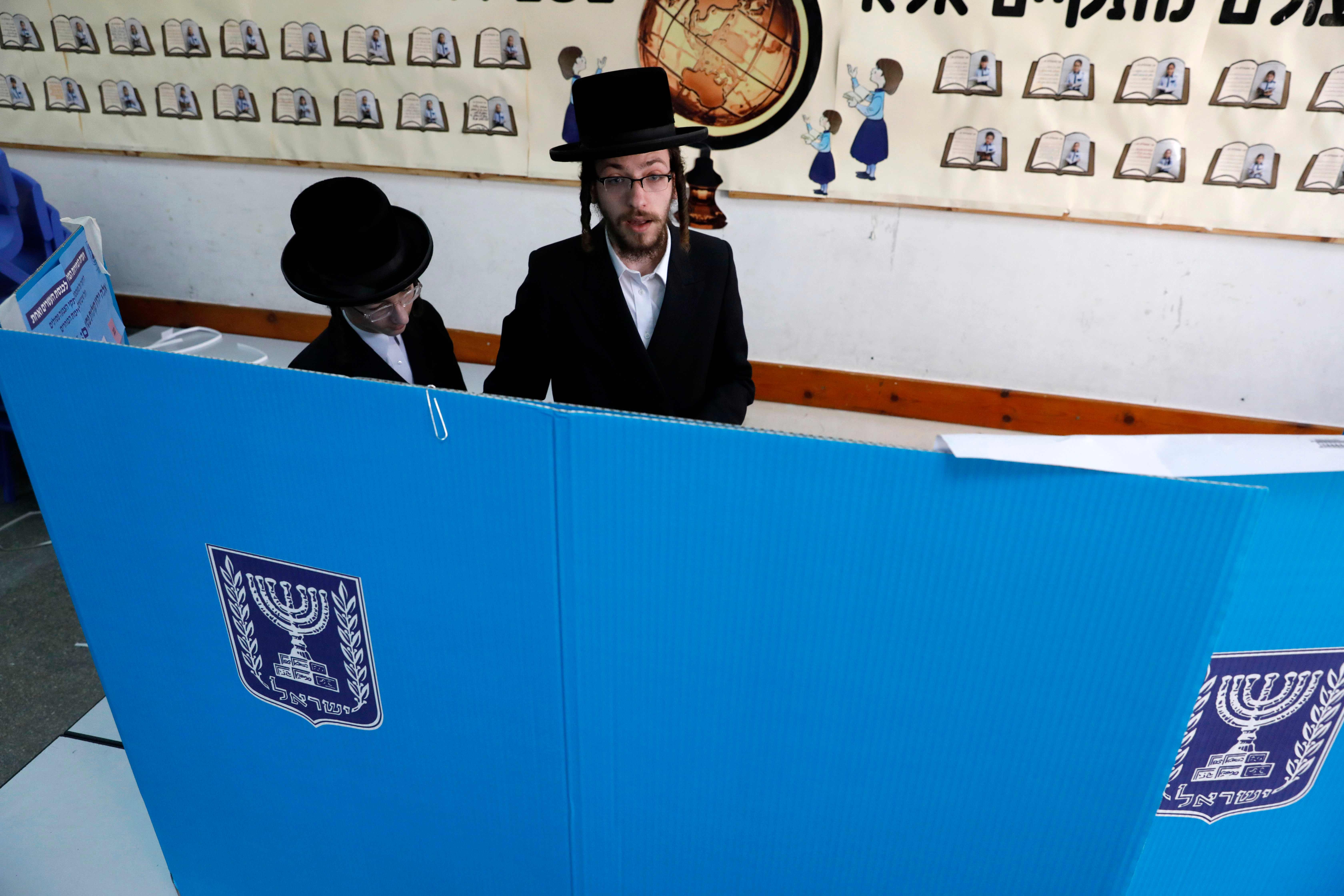  Seorang pria Yahudi ultra-Ortodoks memberikan suaranya selama pemilihan parlemen Israel pada 9 April 2019