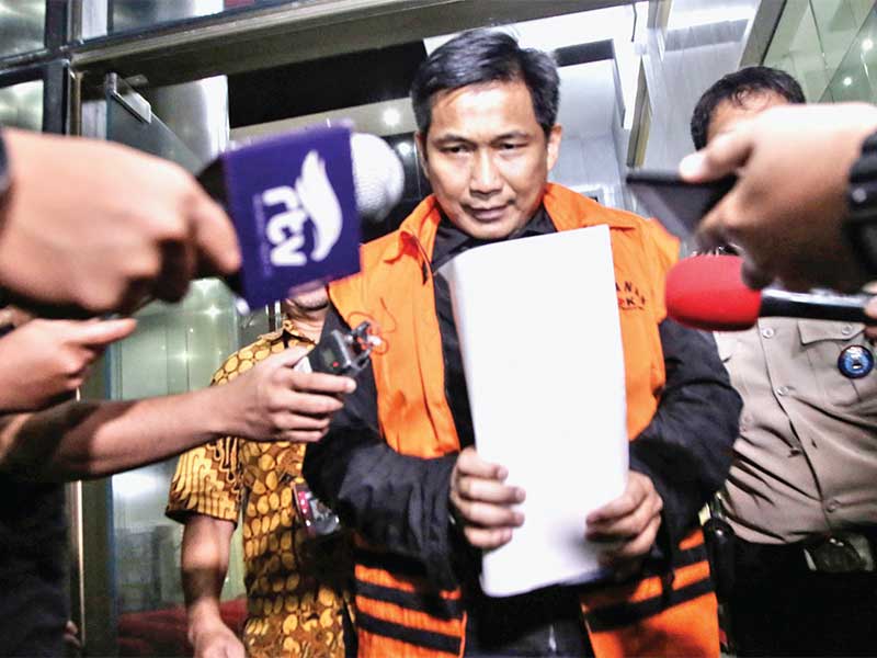 Tersangka kasus dugaan suap distribusi pupuk, Bowo Sidik Pangarso, seusai menjalani pemeriksaan di Gedung KPK, Jakarta, Jumat (5/4/2019)