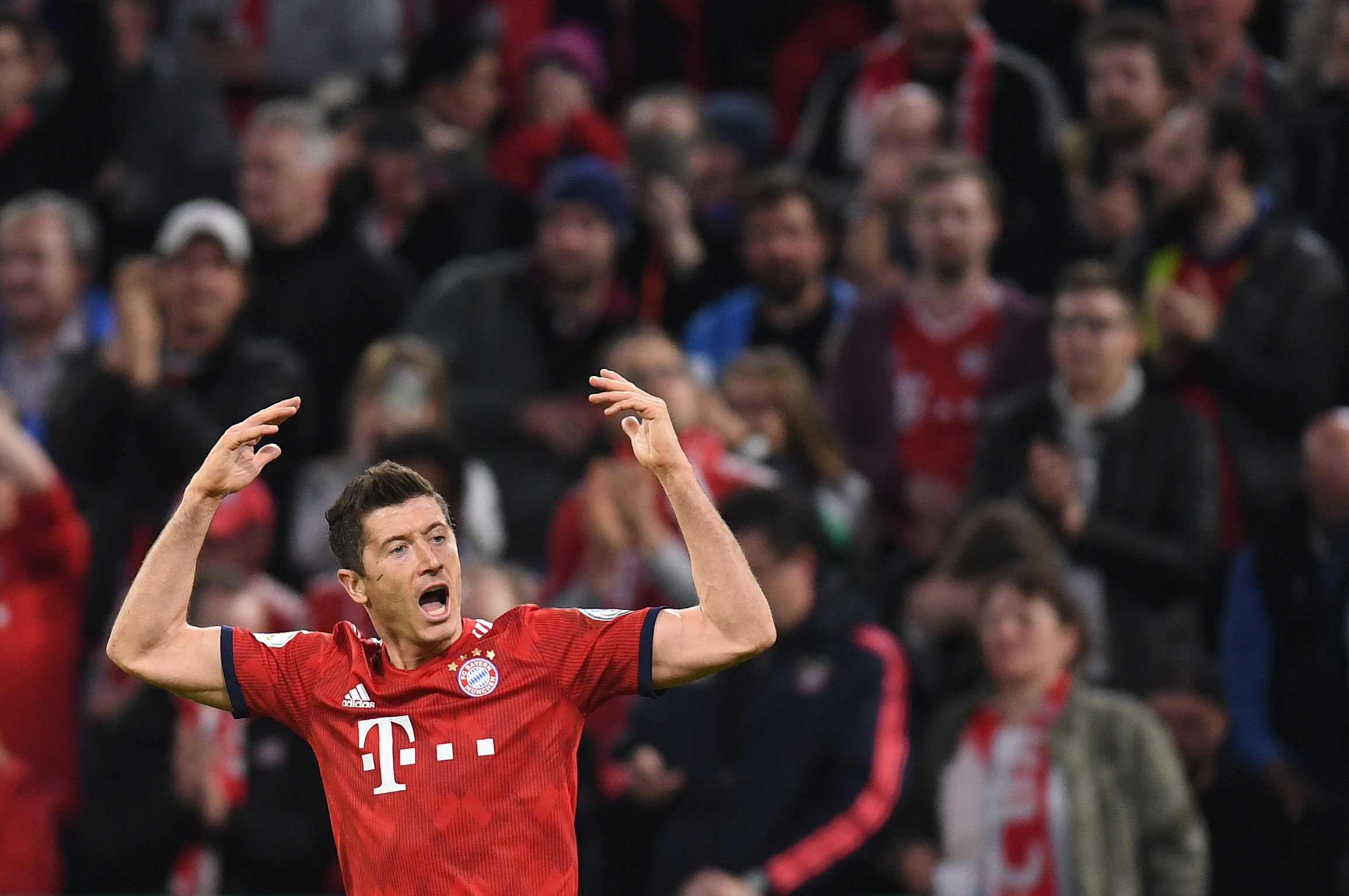 Striker Bayern Muenchen Robert Lewandowski merayakan golnya ke gawang FC Heidenheim.