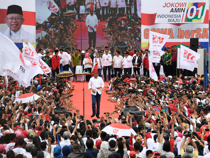 Calon Presiden petahana Joko Widodo bersiap menyampaikan orasi saat kampanye terbuka di Lapangan Kalegowa, Gowa, Sulawesi Selatan.