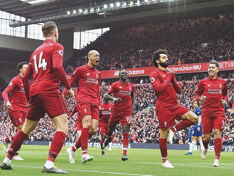 SELEBRASI: Penyerang Liverpool asal Mesir, Mohamed Salah (tengah), melakukan selebrasi tidak biasa seusai mencetak gol ke gawang Chelsea.