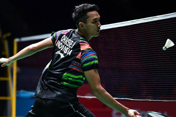 Jonatan Christie melawan Kento Momota Jepang di turnamen bulutangkis Malaysia Terbuka di Kuala Lumpur pada 4 April 2019.