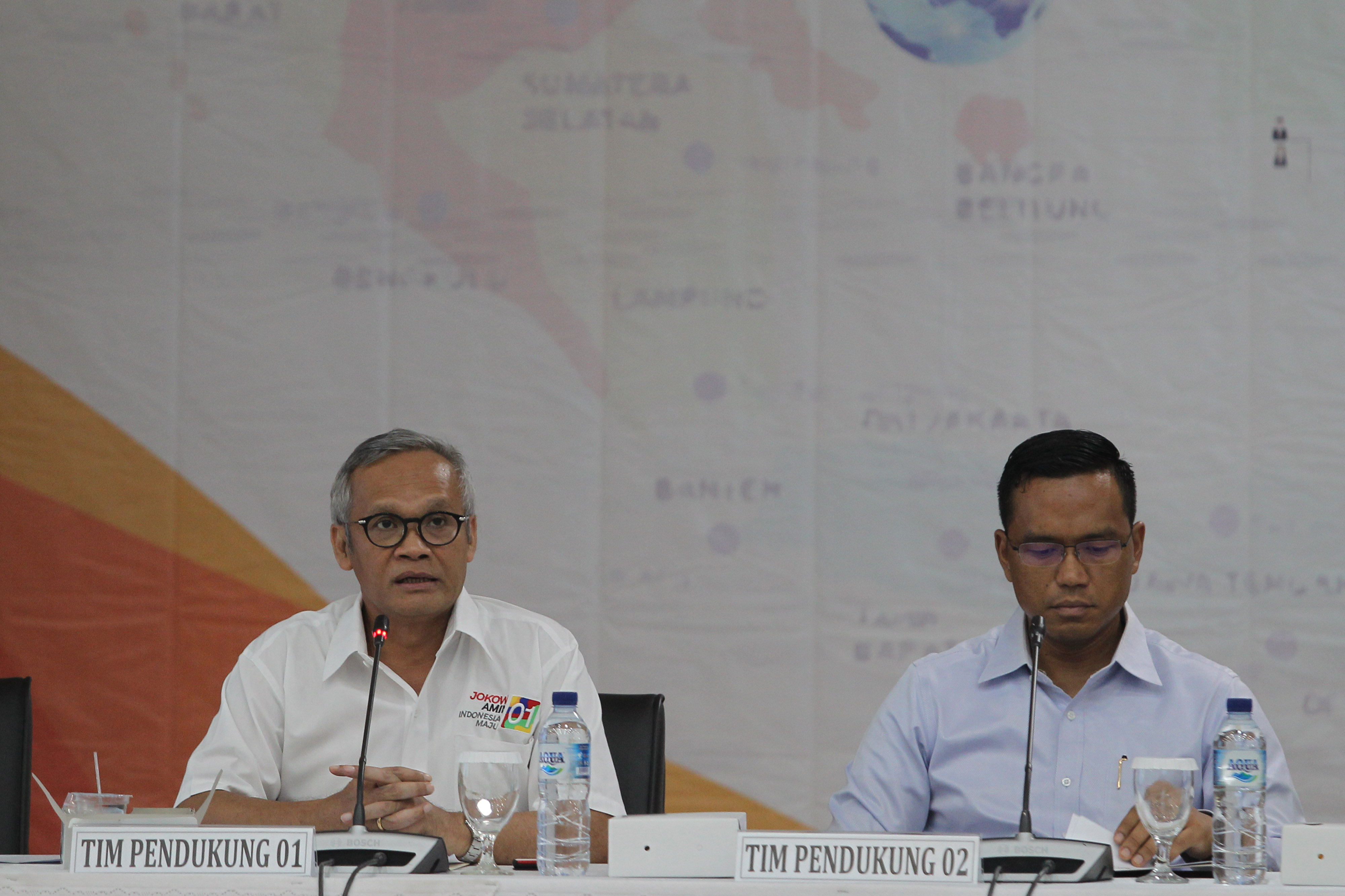 Direktur Program TKN Jokowi-Ma'ruf Aria Bima (kiri) bersama dengan Bendahara BPN Prabowo-Sandi Simon Mantiri (kanan)