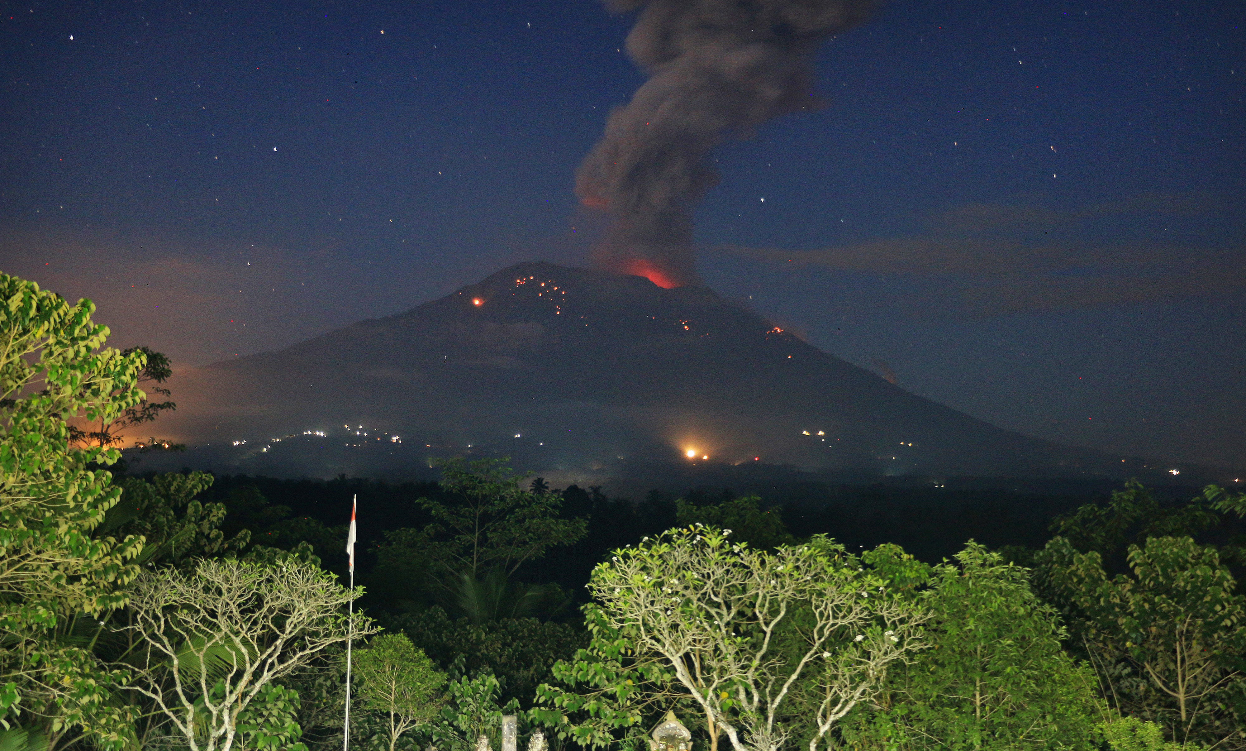 GUNUNG AGUNG ERUPSI