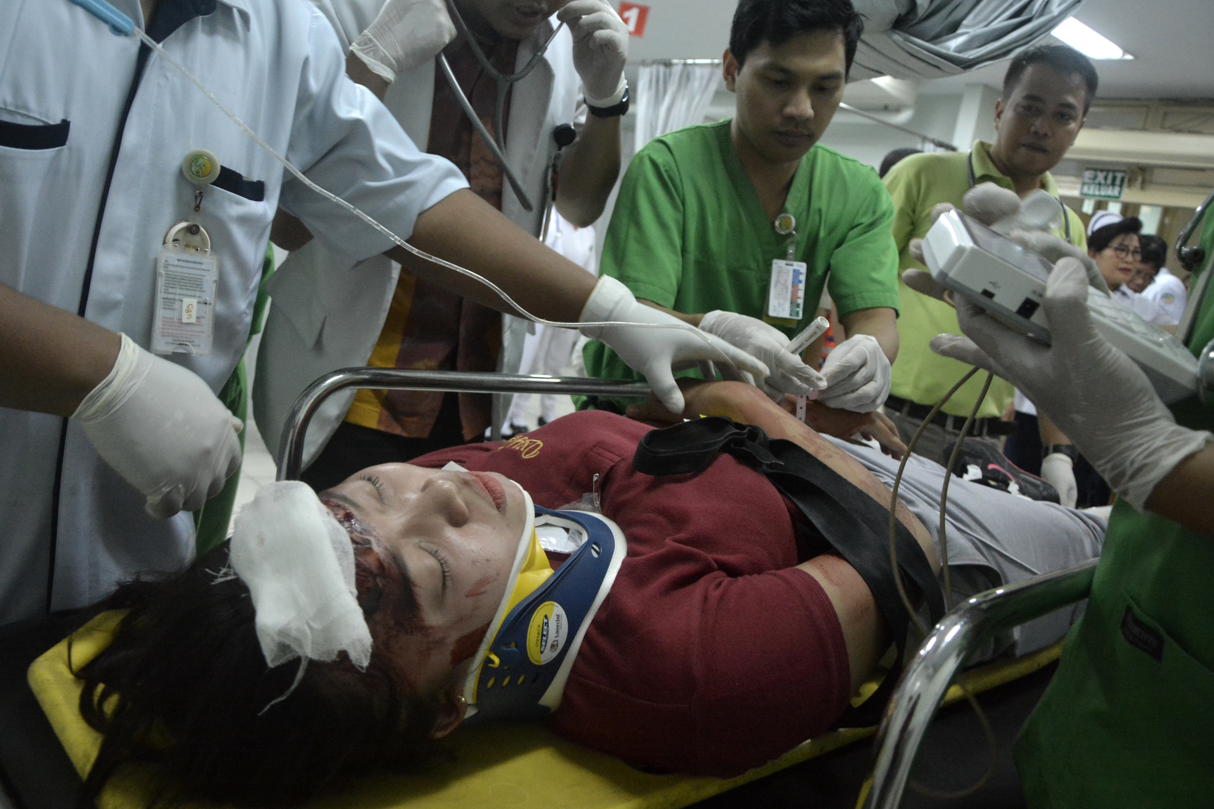 Tim medis memberikan pertolongan dan perawatan kepada korban gempa saat simulasi penanganan bencana di RSUP Sanglah, Denpasar, Bali.