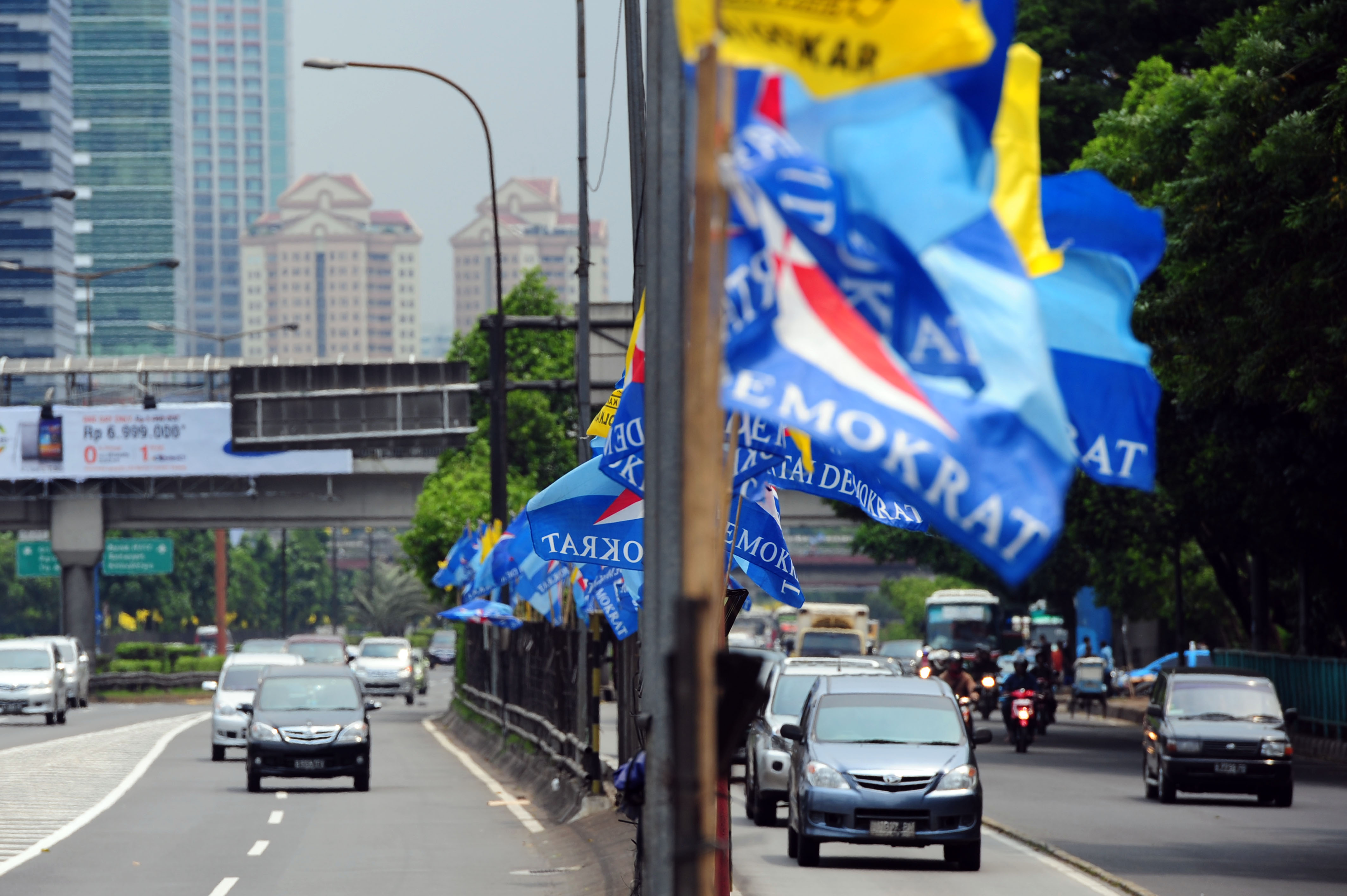 Bendera Partai Demokrat di salah satu ruas jalan Jakarta.