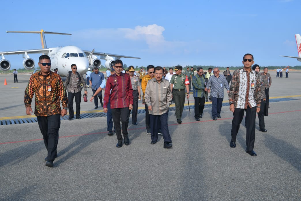 Wakil Presiden Jusuf Kalla (tengah)