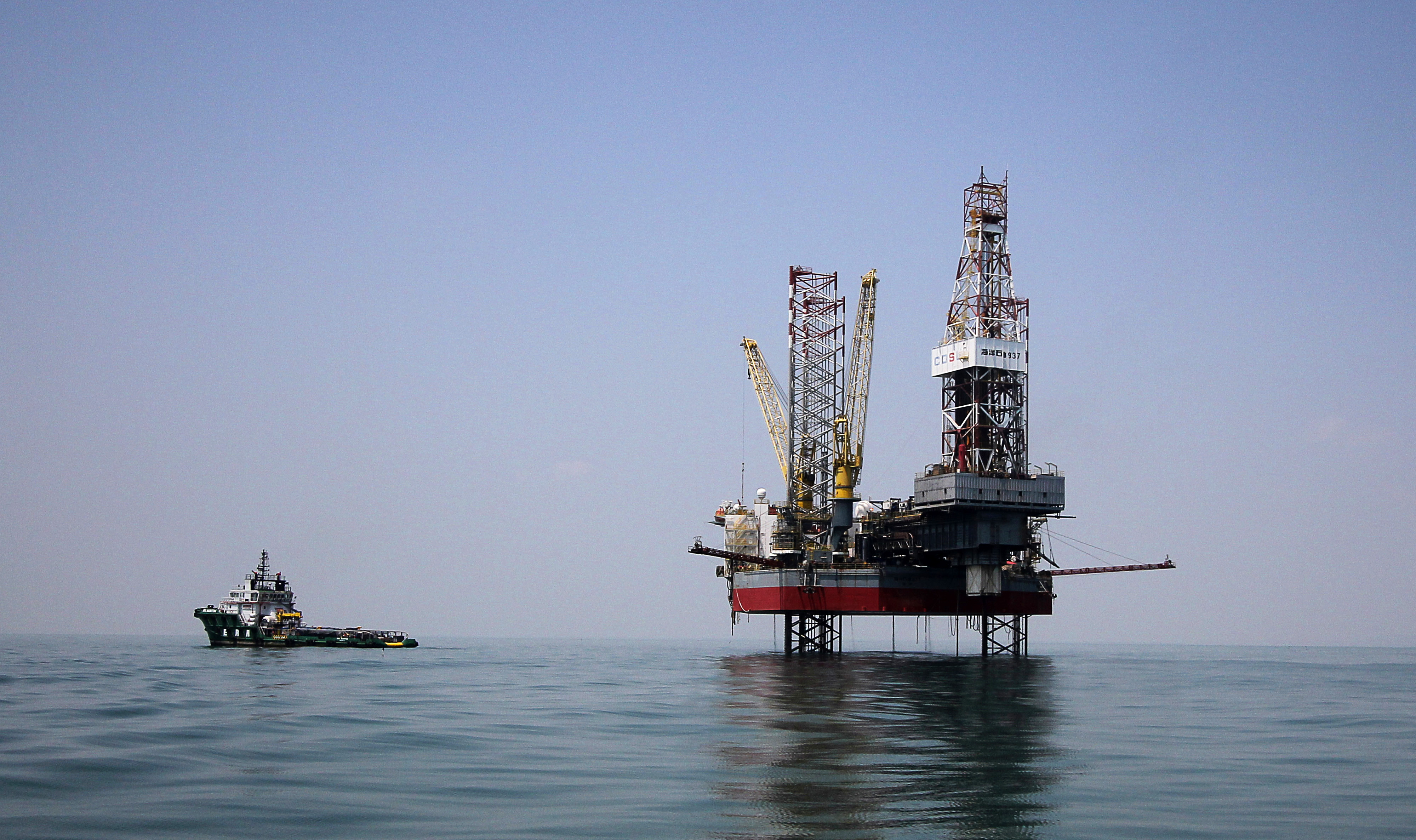 Suasana kegiatan ekplorasi minyak bumi yang dilakukan PT Saka Energi Indonesia di Blok Pangkah, Gresik, Jawa Timur,