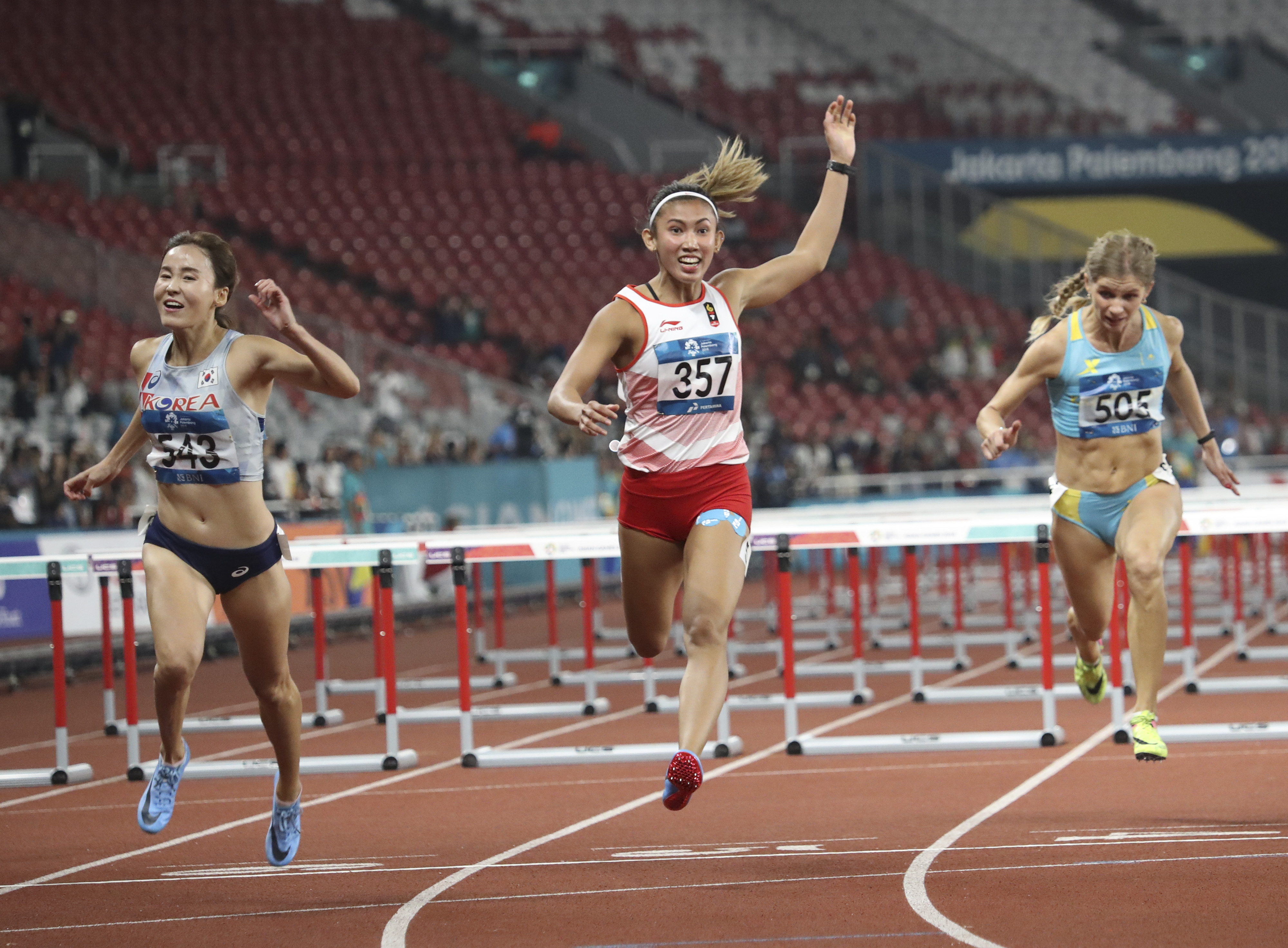 Emilia Nova (tengah) saat berlaga di Asian Games 2018