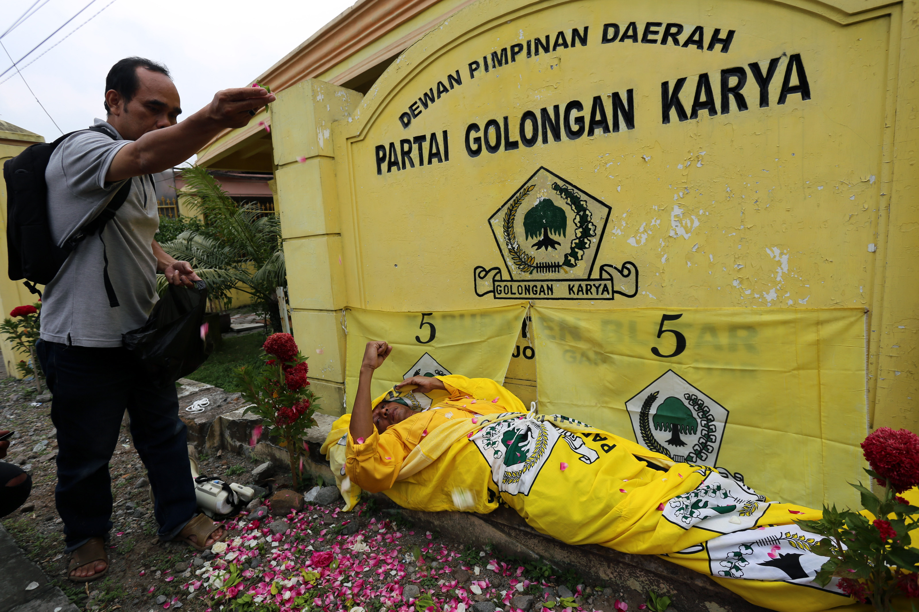  Simpatisan Partai Golkar kubu Agung Laksono melakukan aksi teatrikal di depan Kantor Dewan Pengurus Daerah (DPD) Golkar Kabupaten Blitar.