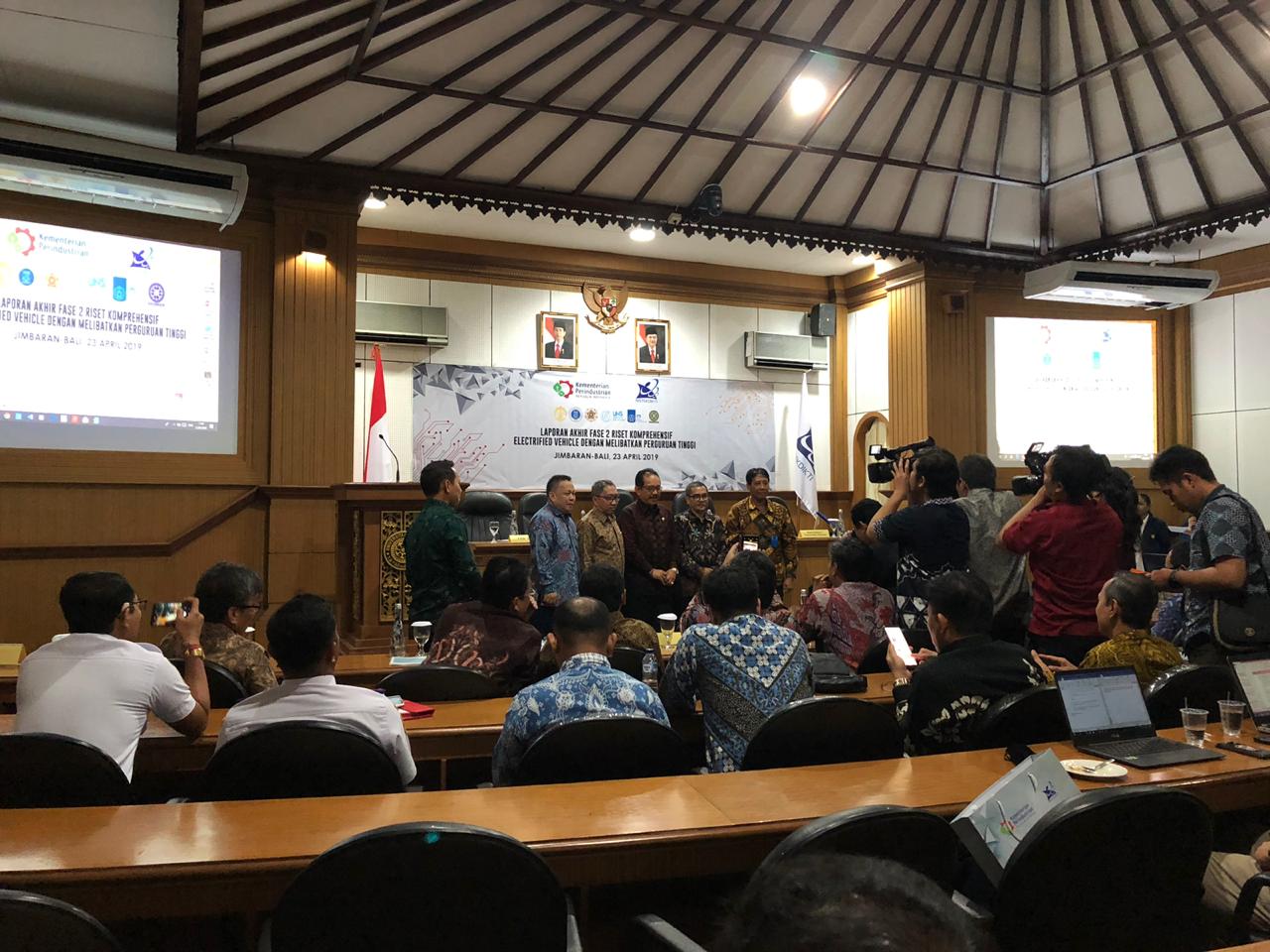 Wagub Bali Tjokorda Oka Artha Ardana Sukawati (tengah) berpose dalam acara Laporan Hasil Akhir Fase 2 Riset Komprehensif Electrified Vehicle
