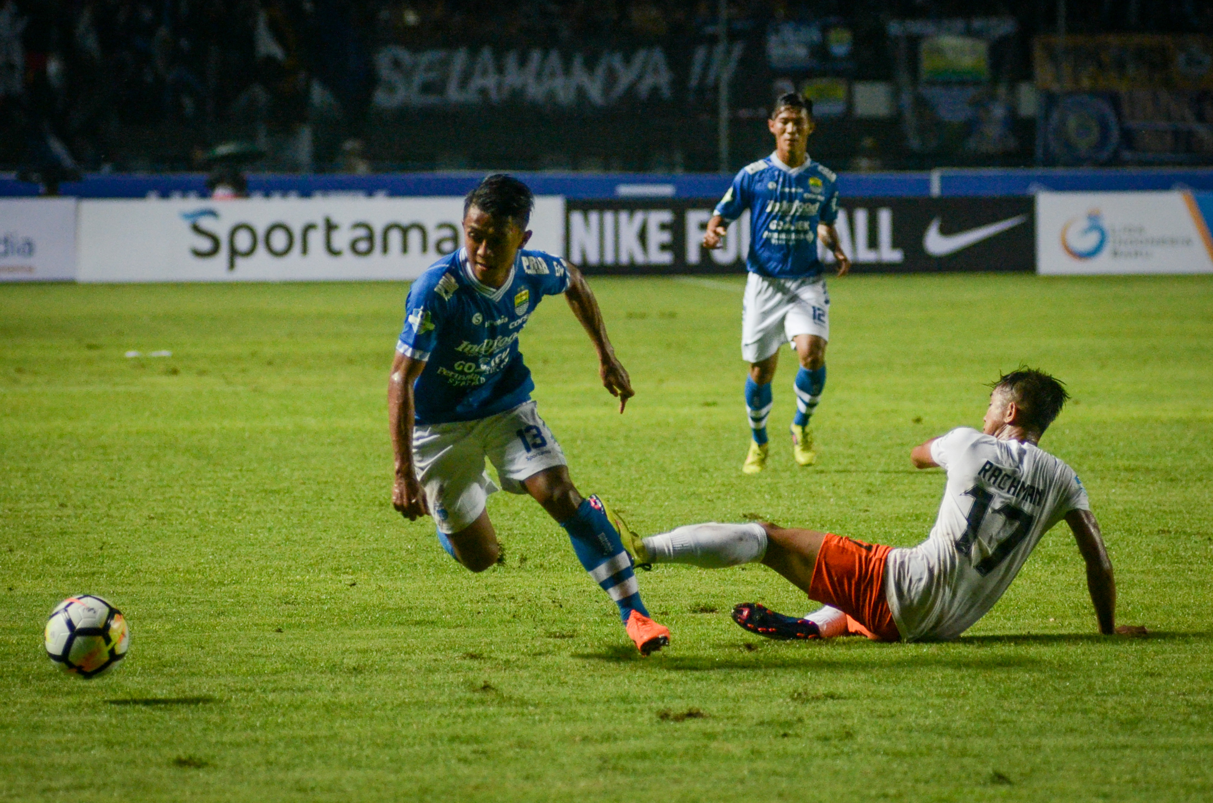 Pesepakbola Persib Bandung Febri Hariyadi melewati pesepakbola Borneo FC Abdul Rachman di laga Liga 1.