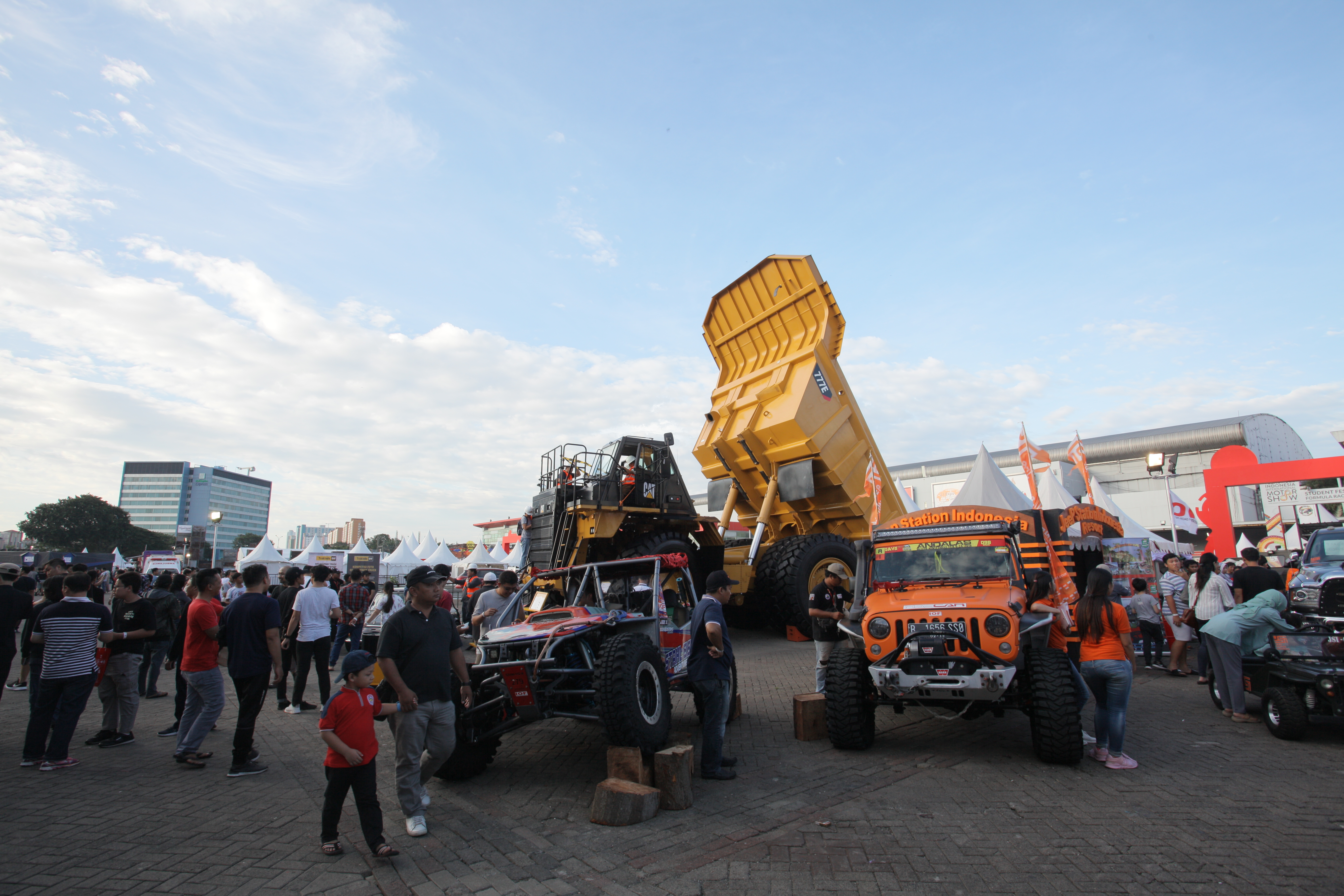 Pengunjung melihat mobil yang dipamerkan di area outdoor IIMS 2019