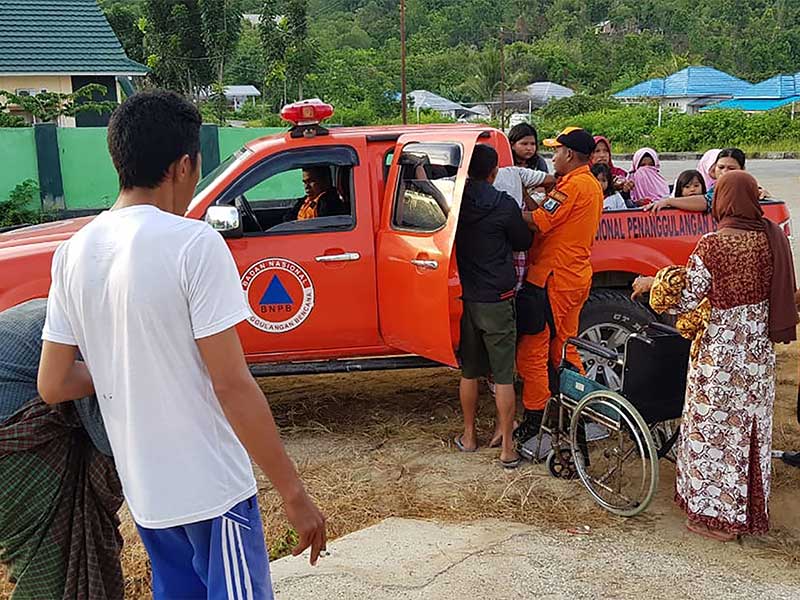 Petugas BNPB mengevakuasi warga setelah gempa yang mengguncang Kepulauan Banggai, Sulawesi Tengah, Sabtu (13/4/2019) 