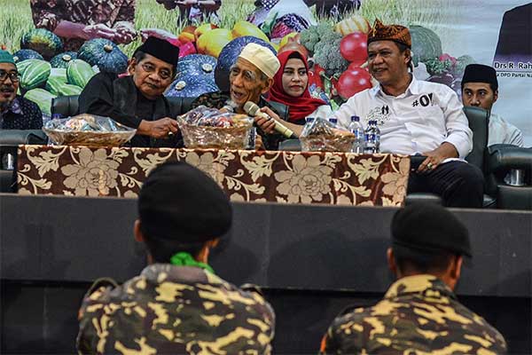 Tokoh Nahdlatul Ulama KH Maemun Zubair (tengah), Ketua Relawan Serikat Petani Pasundan Agustiana (kanan), Ketua FMIB Anton Charliyan