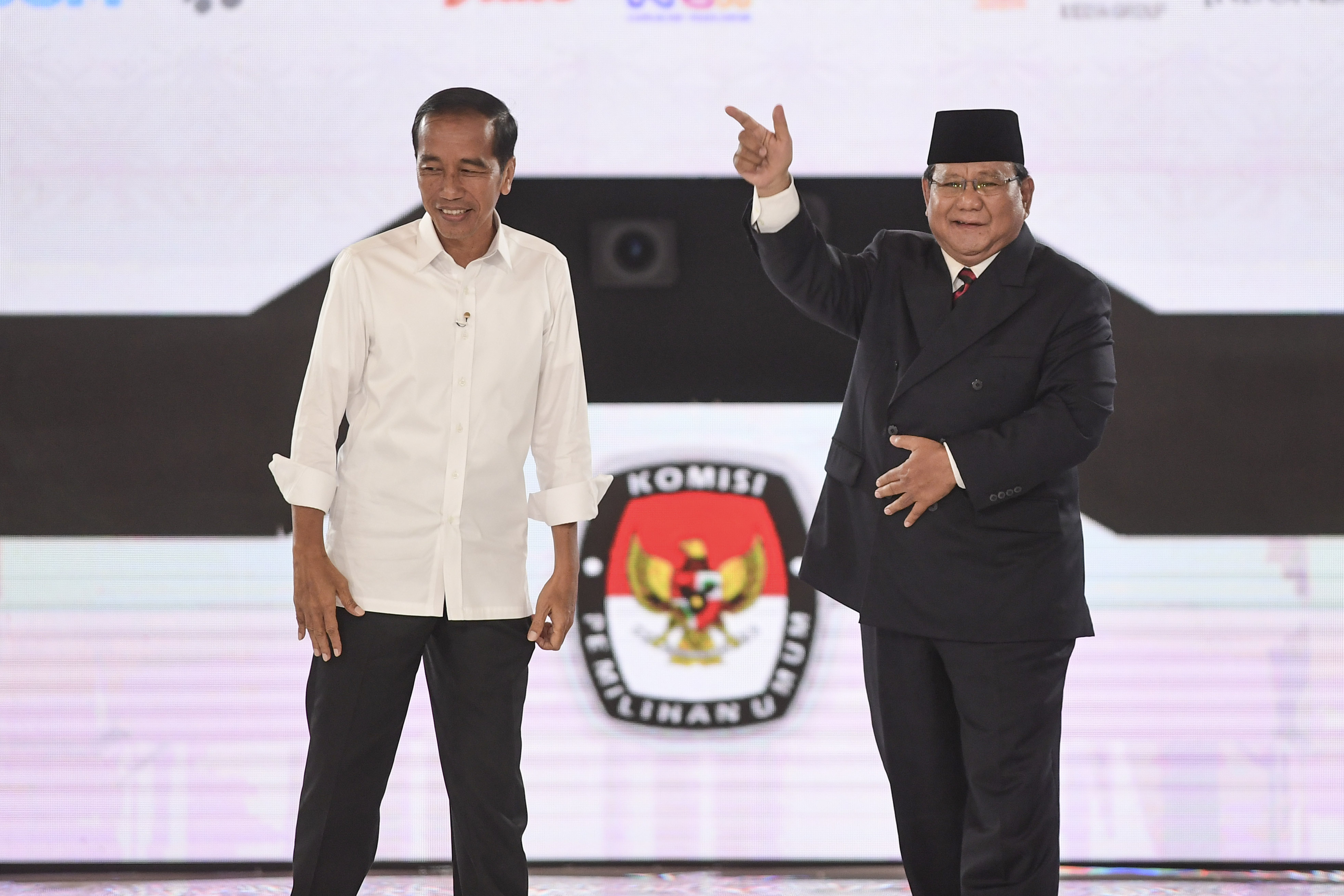Capres 01 Joko Widodo (kiri) bersama capres 02 Prabowo Subianto.