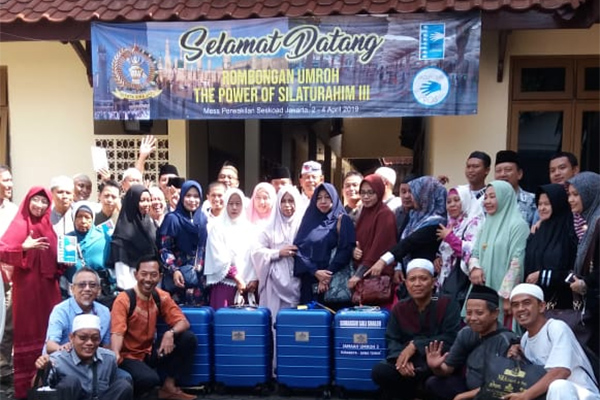 Rombongan jemaah umrah POS III yang berangkat secara gratis hasil dari royalti buku Aqua Dwipayana.