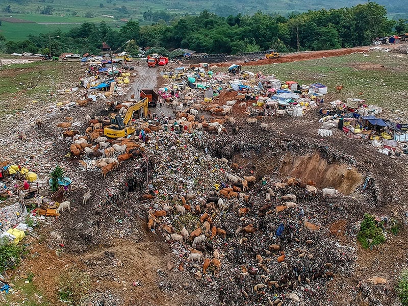 Foto udara pekerja mengoperasikan alat berat saat memindahkan sampah di Tempat Pembuangan Akhir Sampah (TPAS) 