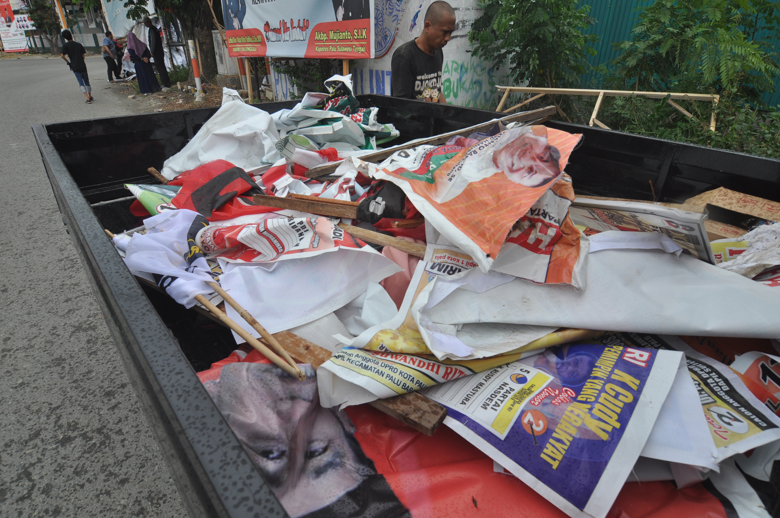  Petugas menurunkan Alat Peraga Kampanye (APK) yang masih terpasang pada masa tenang Pemilu serentak 2019