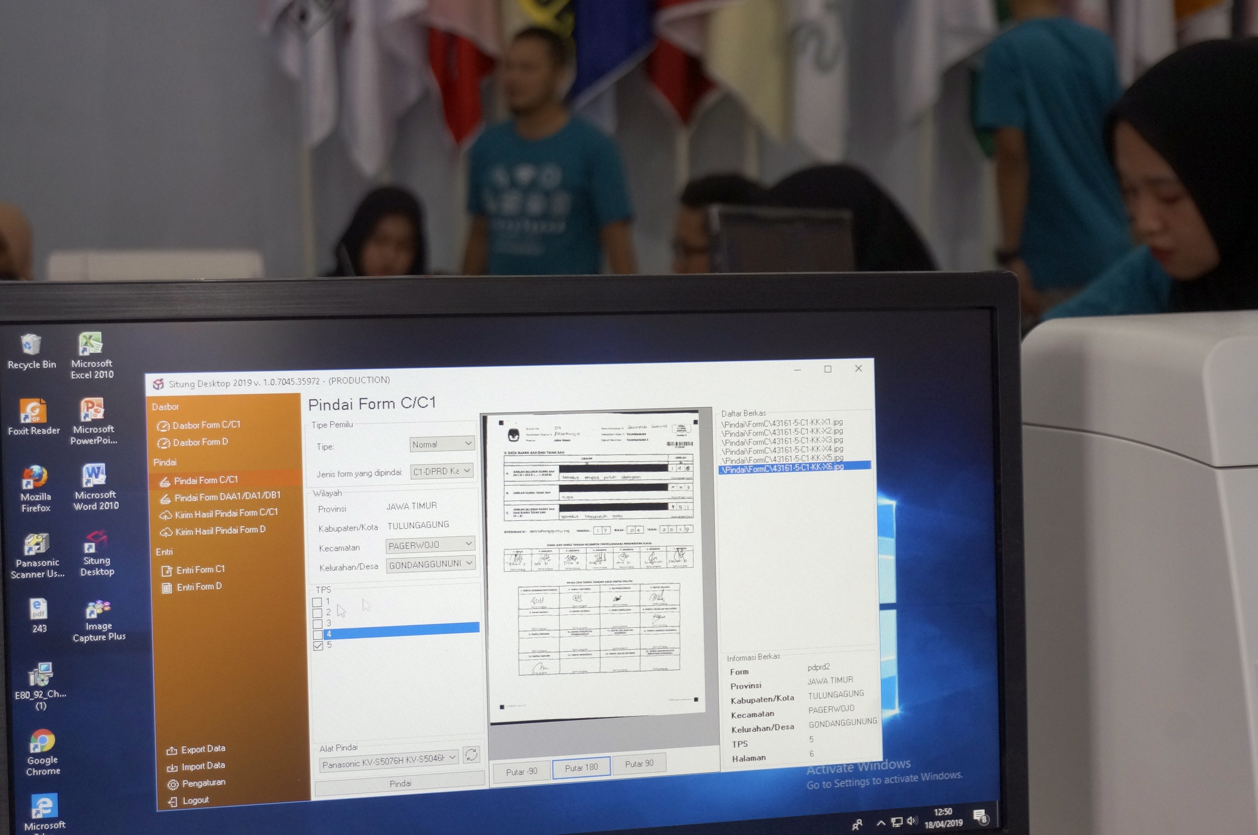  Petugas memproses input data dalam Sistem Informasi Penghitungan Suara (SITUNG) Pemilu 2019