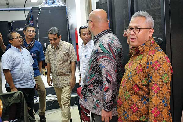 KPU TERBUKA DAN TRANSPARAN: Ketua KPU Arief Budiman (kanan) dan komisioner KPU Ilham Saputra (kedua dari kanan) mendampingi lima sekjen dari