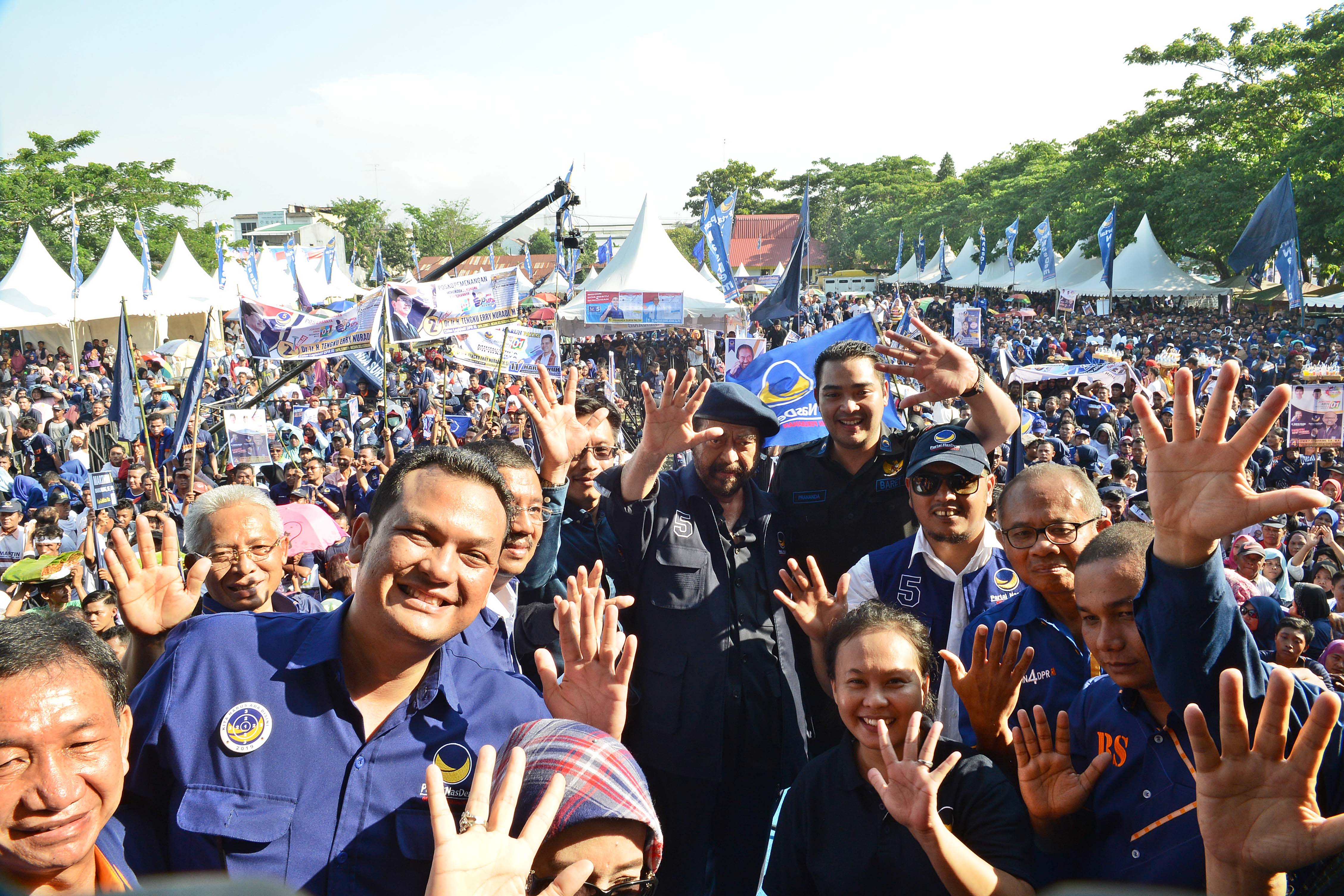  Ketua Umum Partai NasDem Surya Paloh didampingi Ketua Umum Garda Pemuda NasDem sekaligus caleg DPR Partai NasDem Sumut dapil I Prananda 