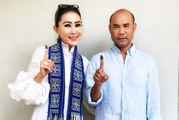 Gubernur NTT Viktor Laiskodat bersama istri melaksanakan pencoblosan di Jakarta