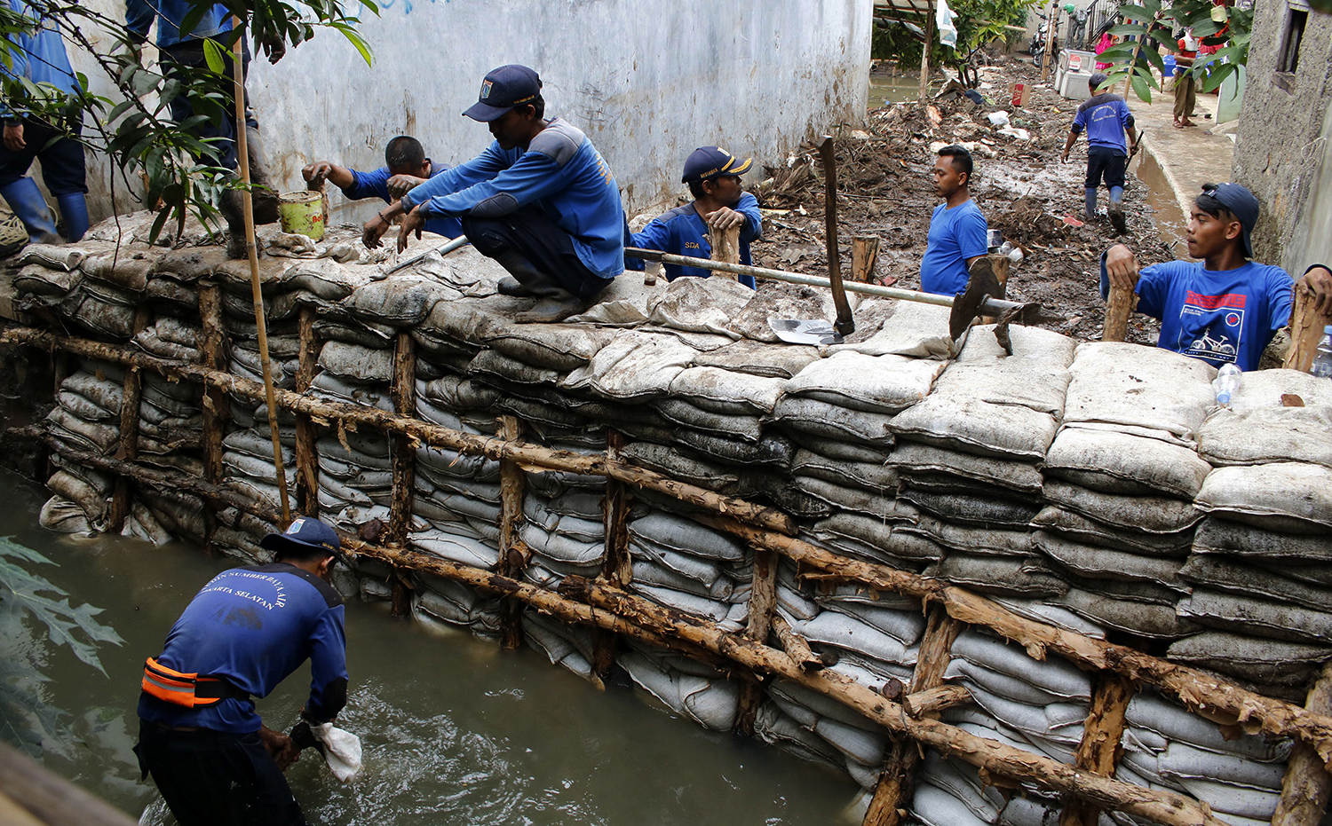 Tanggul Kali Pulo Jebol