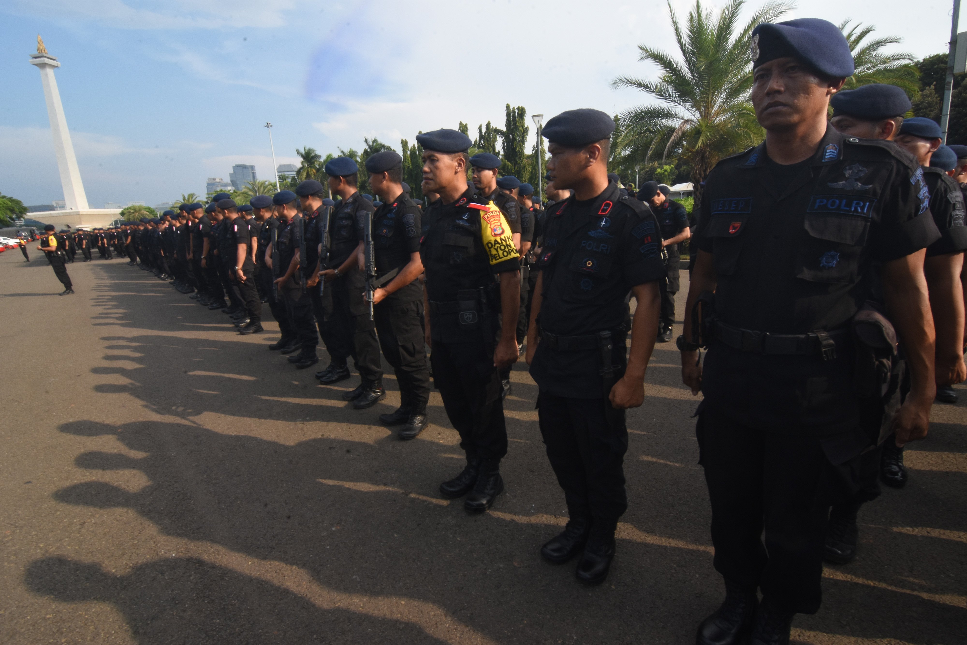 Anggota Brimob Polda Lampung mengikuti apel di kawasan Monas, Jakarta, Senin (22/4).