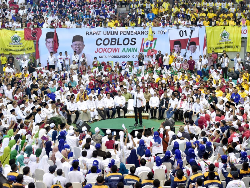 Calon presiden nomor urut 01 Joko Widodo menyampaikan pidato di depan para pendukungnya saat berkampanye di GOR Mastrip, Probolinggo.