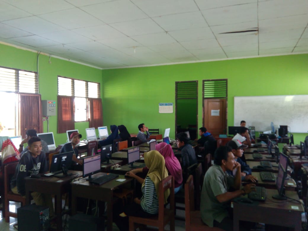  Para peserta UNBK Kesetaraan sedang mengerjakan soal soal UNBK yang diadakan di salah satu SMA di Lombok Barat NTB