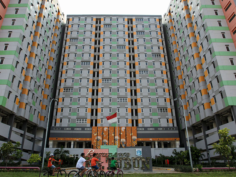  RUSUNAWA KS TUBUN: Anak-anak bermain di halaman depan bangunan Rusunawa KS Tubun, Jakarta, Kamis (4/4).