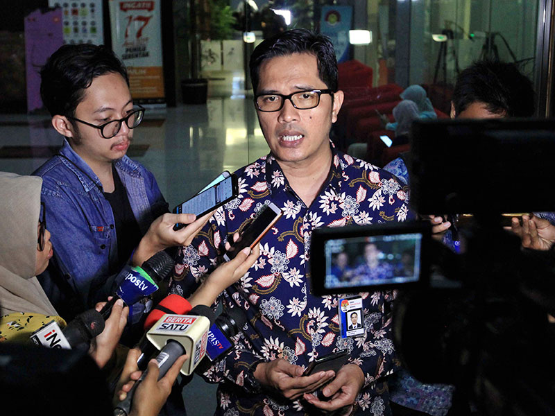 SAMPAIKAN PERKEMBANGAN KASUS: Juru bicara KPK Febri Diansyah menyampaikan keterangan kepada wartawan di Gedung KPK, Jakarta, Rabu (20/3).