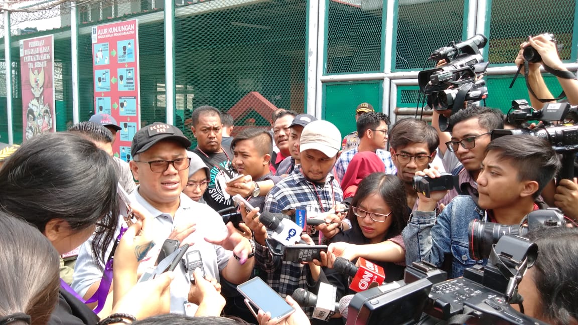 Ketua KPU RI Arief Budiman (tengah)