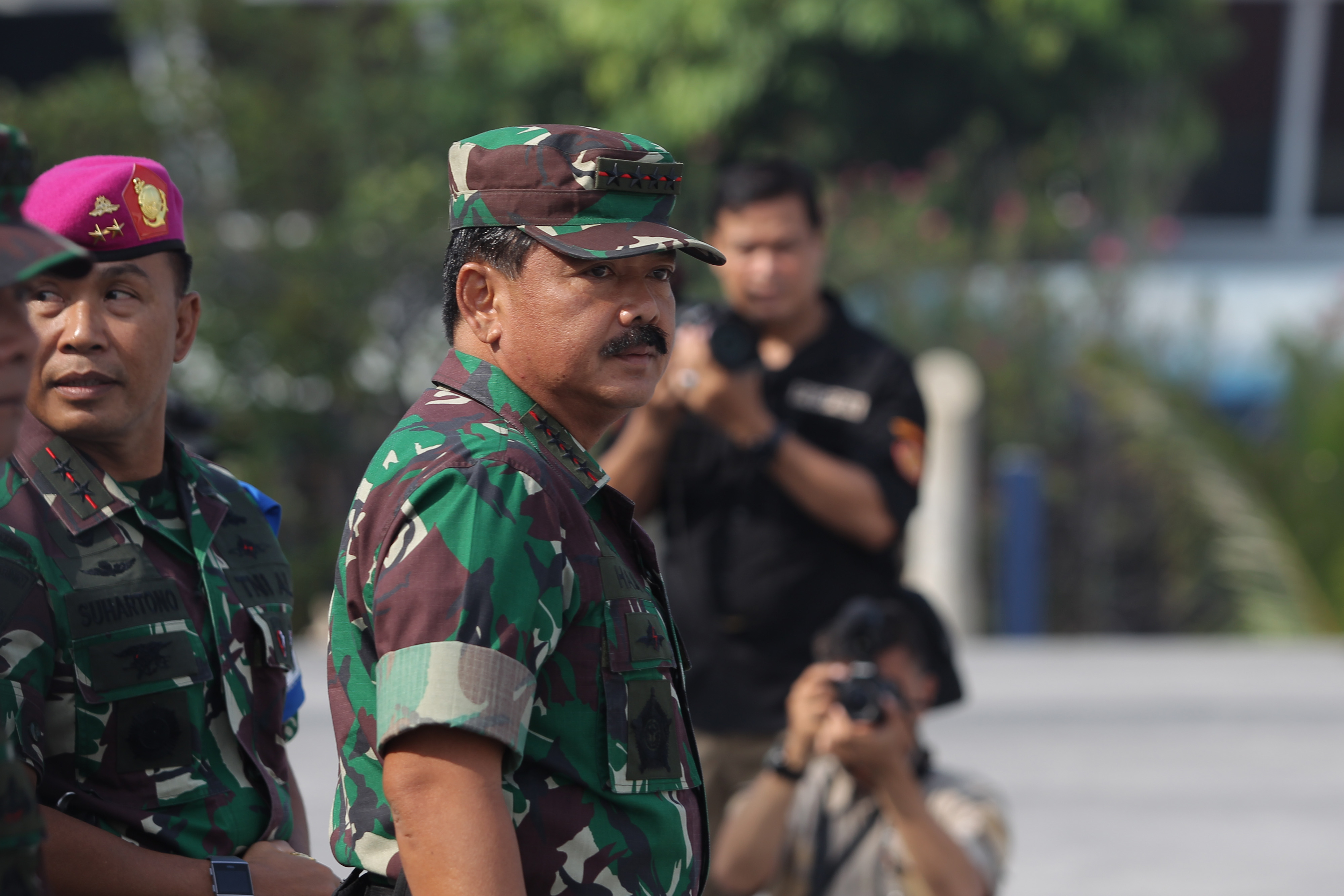 Panglima TNI Marsekal Hadi Tjahjanto (kanan) menyaksikan Satuan Penanggulangan Teroris (Satgultor) TNI di Jakarta, hari ini.