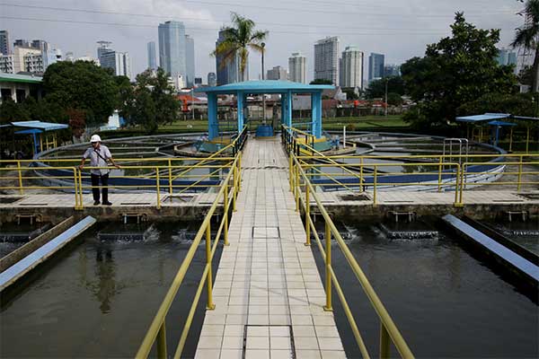 Petugas melakukan pemeriksaan di Instalasi Produksi Air PT PAM Lyonnasise Jaya (Palyja) Pejompongan, Jakarta, Rabu (13/2/2019).