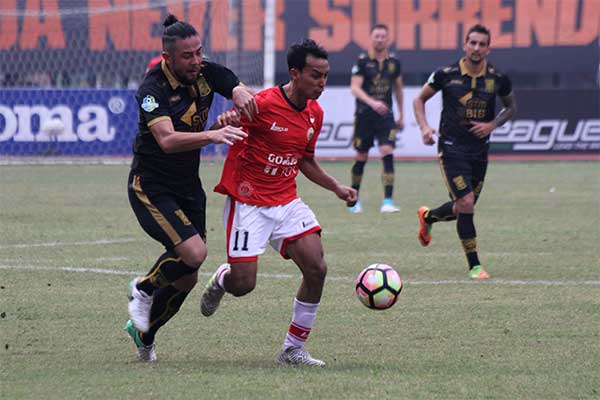 Pesepak bola Persija Jakarta Novri Setiawan (kanan) berebut bola dengan pesepak bola Pusamania Borneo FC Yamashita Kunihiro (kiri) pada pert